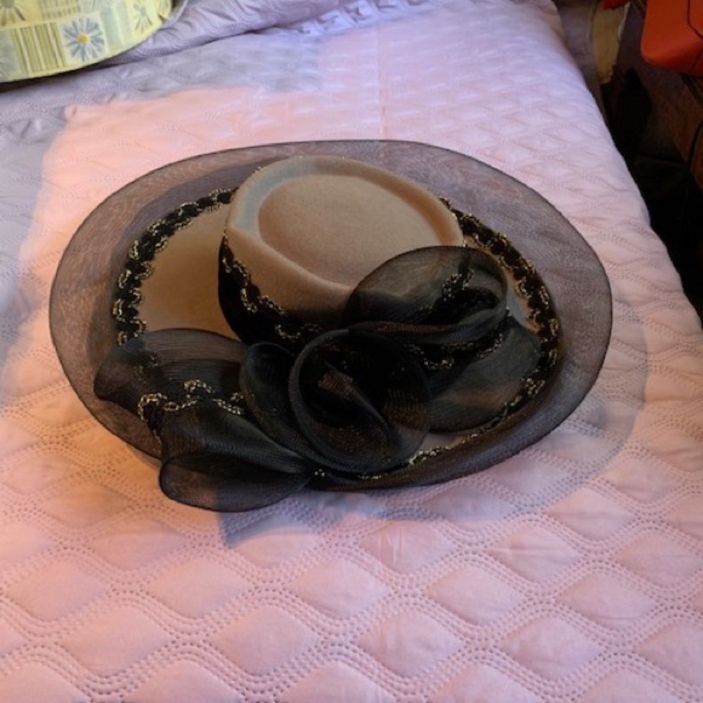 GREY AND BLACK FORMAL HAT WITH LACE